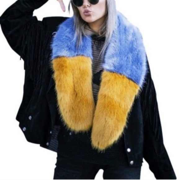 Zara Accessories - Faux fur scarf from Zara